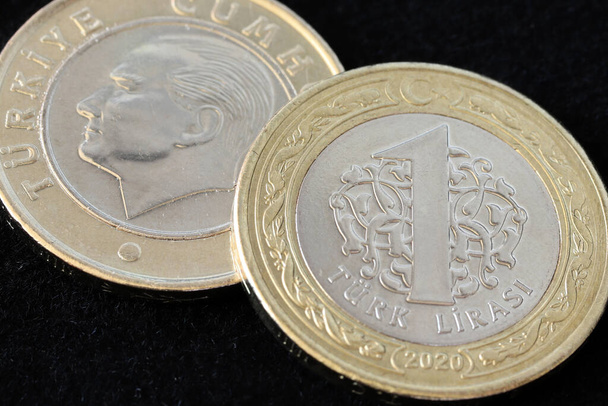 Lira turca, monedas sobre fondo negro - Foto, imagen