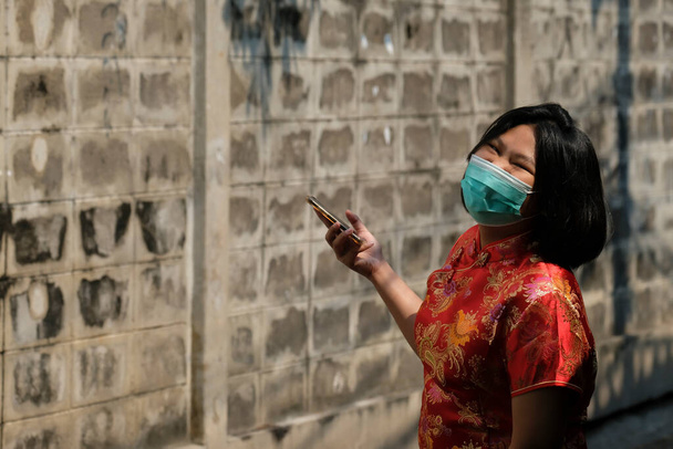 Mujeres asiáticas usan máscaras para prevenir enfermedades contagiosas durante la epidemia. - Foto, Imagen