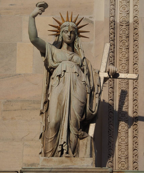 Статуя Свободы на фасаде Миланского собора  - Фото, изображение