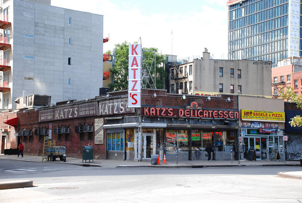 NEW YORK CITY, UNITED STATES - Sep 17, 2007: Exterior view of famous restaurant and bistro Katz's Deli in Manhattan, New York - Foto, afbeelding