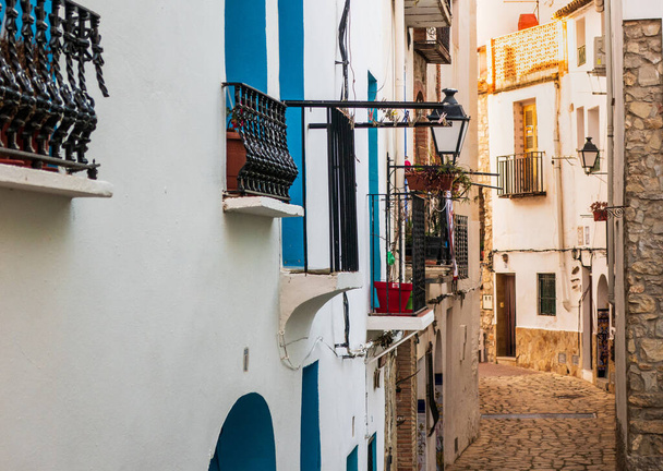An alley of old buildings under the sunlight in Sot de Chera, Spain - Foto, Imagen