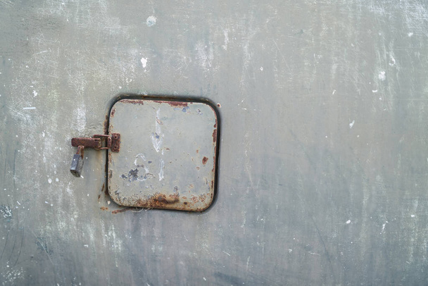 A closeup of a rusty, locked gas tank door - Foto, Bild