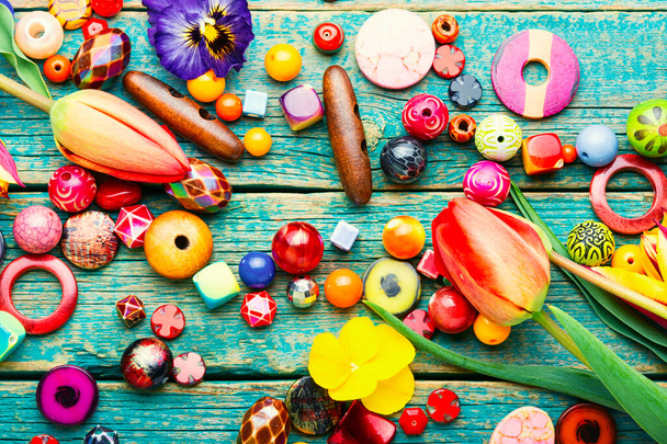 Различные бусины для творчества и ювелирных украшений making.Colorful бусины и цветы - Фото, изображение