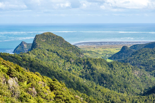 ドナルド・マクリーン山、ワイタケル山脈地域公園、オークランド、ニュージーランドからのWhatipuビーチへの眺め - 写真・画像