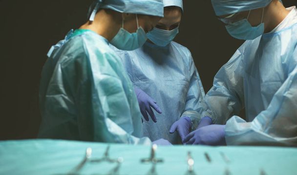 Team surgeon at work in operating - Foto, Imagen