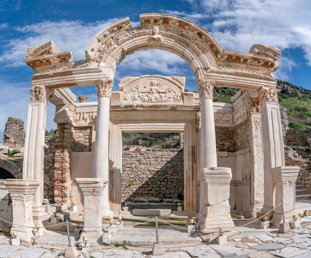 Efeze, Turkije: marmeren reliëfs in Efeze historische oude stad, in Selcuk, Izmir, Turkije.Figuur van Medusa met ornamenten van Acanthus bladeren, Detail van de tempel van Hadrianus. - Foto, afbeelding
