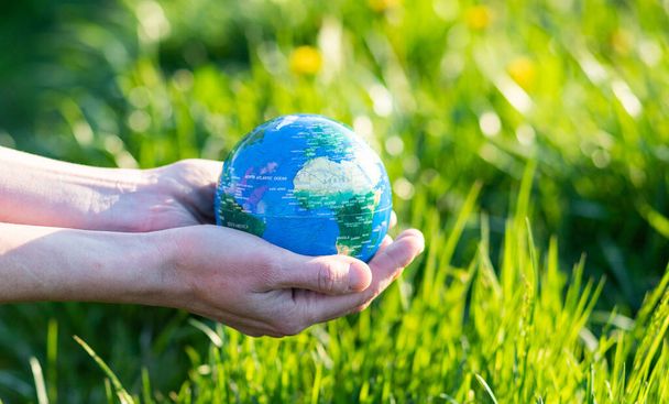 mão segurando globo Dia da Terra - Foto, Imagem