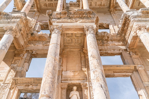 Celsus bibliotheek in Efeze in Selcuk (Izmir), Turkije. Marmeren beeld is Sophia, Godin van Wijsheid, in de Celcus Bibliotheek in Efeze, Turkije. De ruïnes van de oude antieke stad. - Foto, afbeelding