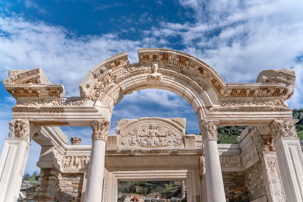 ΕΦΗΣΟΣ, ΤΟΥΡΚΙΑ: Μαρμάρινα ανάγλυφα στην ιστορική αρχαία πόλη της Εφέσου, στο Σέλτσουκ της Σμύρνης, Τουρκία. Μέδουσα με στολίδια φύλλων Ακάνθου, Λεπτομέρεια του ναού του Αδριανού. - Φωτογραφία, εικόνα