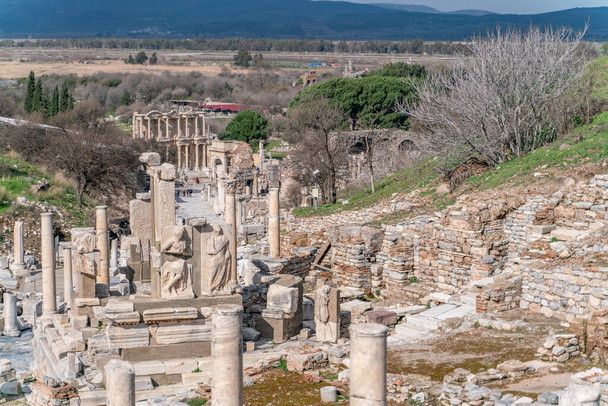 Selcuk, Σμύρνη, Τουρκία - κίονες του μνημείου Memmius στα ερείπια της Εφέσου, ιστορικοί αρχαίοι ρωμαϊκοί αρχαιολογικοί χώροι στην περιοχή της ανατολικής Μεσογείου - Φωτογραφία, εικόνα