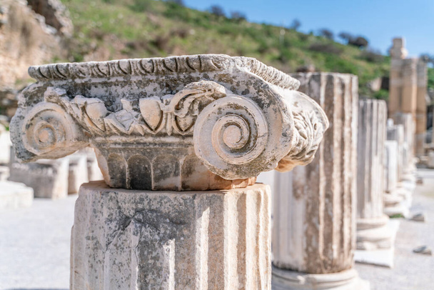 Selcuk, Izmir, Turquía - columnas de Memmius Monumento en las ruinas de Éfeso, sitios arqueológicos romanos antiguos históricos en la región oriental del Mediterráneo Jonia bajo el cielo azul - Foto, imagen