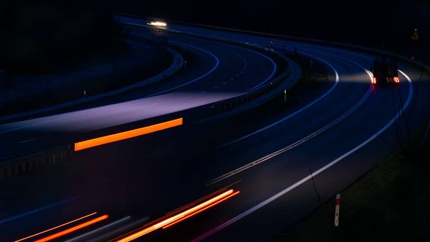 Geceleri hareket halindeki arabaların ışıkları. uzun pozlama - Fotoğraf, Görsel