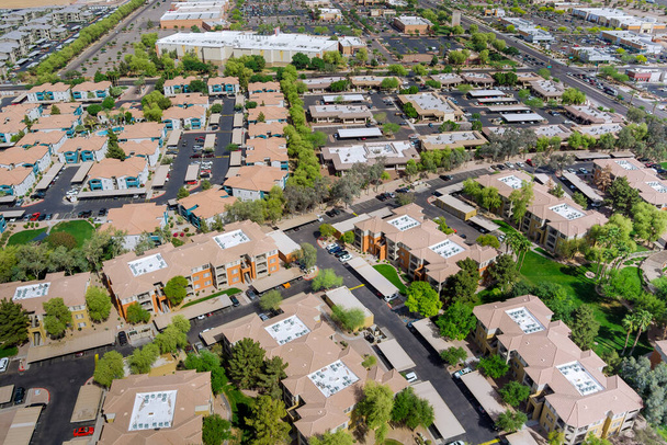 Vista aérea de la zona residencial de Avondale hermoso suburbio de la carretera desde una altura Arizona EE.UU. - Foto, imagen