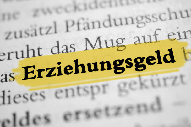 Erziehungsgeld es la palabra alemana para subsidio de guardería - resaltada en amarillo  - Foto, Imagen