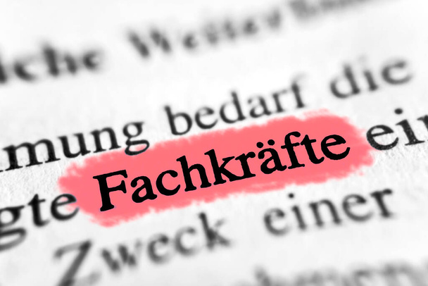 Fachkrfte to niemieckie słowo pracowników wykwalifikowanych - tekst zaznaczony na czerwono - Zdjęcie, obraz