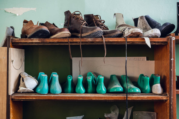 In de schoenenwinkel in het rek zijn veel losse flodders voor verschillende schoenen - Foto, afbeelding