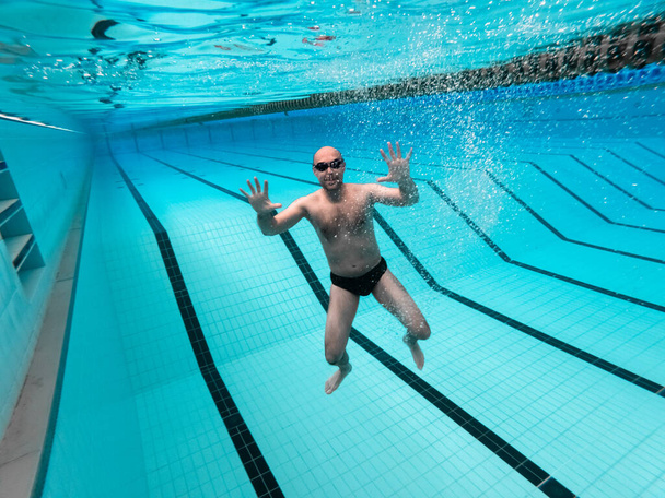 nadando na piscina no estádio de natação - Foto, Imagem