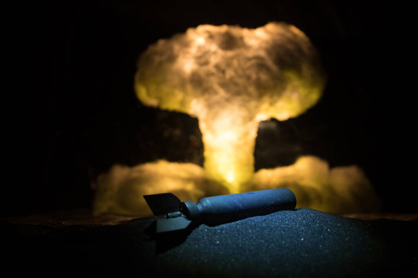 Nucleaire oorlog concept. Explosie van kernbom. Creatief kunstwerk decoratie in het donker. Selectieve focus - Foto, afbeelding