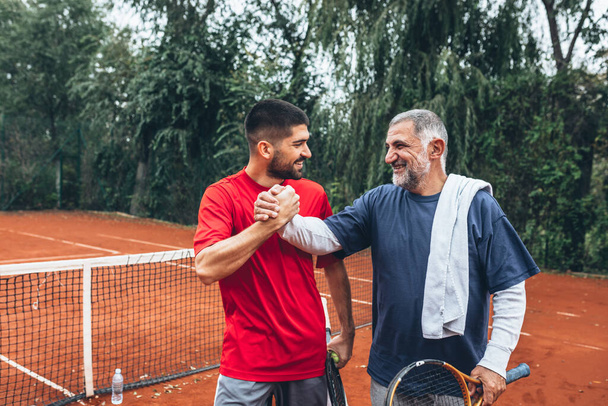 two friends handshake after tennis game - Fotografie, Obrázek