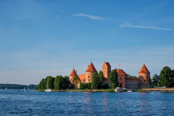 Κάστρο του νησιού Trakai στη λίμνη Galve, Λιθουανία - Φωτογραφία, εικόνα
