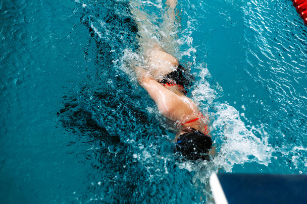 κολύμπι στην πισίνα στο γήπεδο κολύμβησης - Φωτογραφία, εικόνα