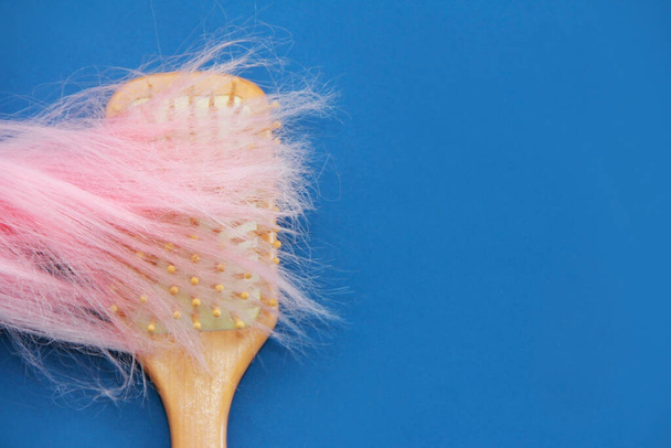 un mazzo di capelli rosa arruffati non spazzolati - Foto, immagini