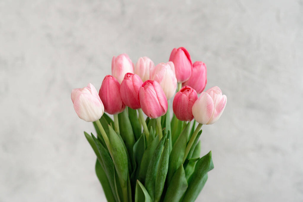 Egy csokor finom rózsaszín tulipán az ünnepre. Anyák napja, szülinapja, Valentin-nap. Finom üdvözlőlap. Fénymásolás, lágy szelektív fókusz. - Fotó, kép