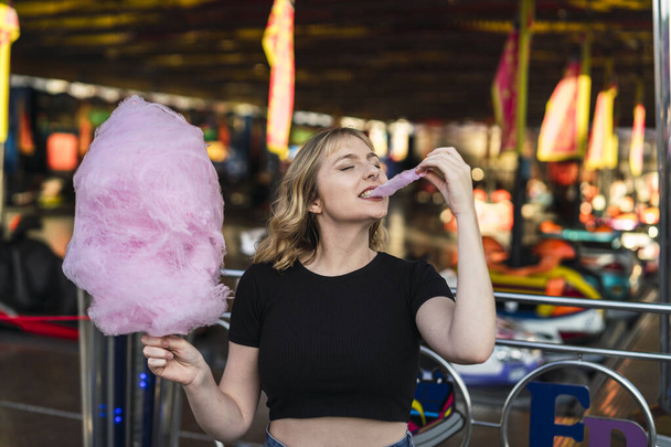 A positive young female in an amusement park - Foto, Imagen