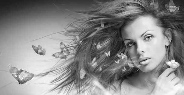 portret pięknej młodej kobiety z motyl - Zdjęcie, obraz