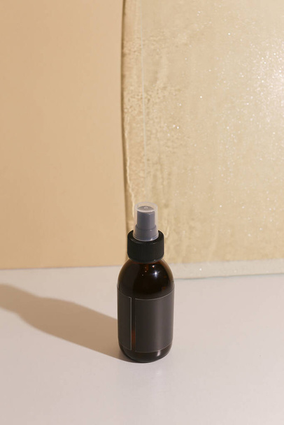 Янтарный стеклянный диспенсер бутылка, распылитель и банка крема увлажняющий крем. Шаблон дизайна упаковки натуральной косметики, брендинг - Фото, изображение