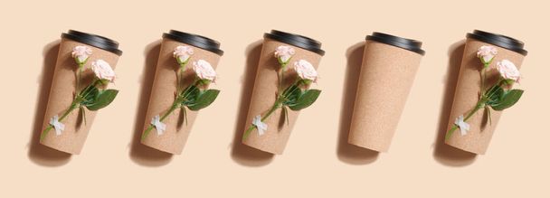 tasse de café ou thé eco réutilisable avec motif rose sur fond beige. Style de vie durable. Concept écologique et zéro déchet. Moquez-vous. bannière - Photo, image
