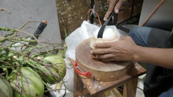 Das Schälen der thailändischen Kokosnusshaut auf traditionelle Weise. Was Kokosnusshaut und Wasser im Inneren frisch hält. Junge Kokosnuss von Hand geschält. Thailand Lokale Art Kokosnuss zu schälen. Asiatisches Essen und Trinken - Filmmaterial, Video