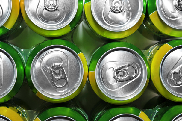 Primer plano de un montón de latas de refrescos
 - Foto, Imagen