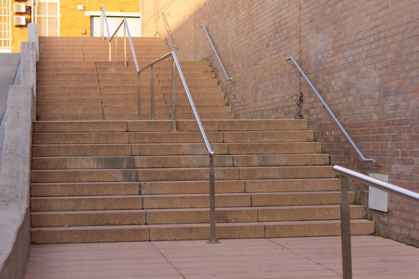 Städtische Treppen innerhalb der Stadt, um Unebenheiten zwischen verschiedenen Bereichen der Stadt zu kommunizieren. Gehweg mit Treppe zur Verbindung von Unebenheiten - Foto, Bild