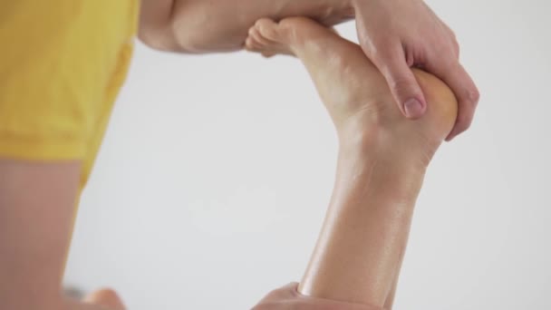  masaje y desarrollo de la elasticidad de tobillo y tendón. - Metraje, vídeo