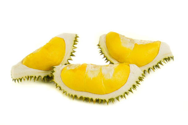 Frisches Durian-Fruchtfleisch auf isoliertem weißen Hintergrund ausgeschnitten. Diese thailändische Frucht riecht und spitzt, schmeckt süß. Aufgrund seiner scharfen Dornen, so nennen wir es König der Obstbauern in Asien. - Foto, Bild