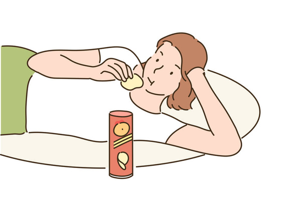 Ένα κορίτσι είναι ξαπλωμένο αναπαυτικά σε ένα μαξιλάρι και τρώει πατατάκια. ζωγραφισμένες στο χέρι εικονογραφήσεις διανυσματικού σχεδιασμού. - Διάνυσμα, εικόνα