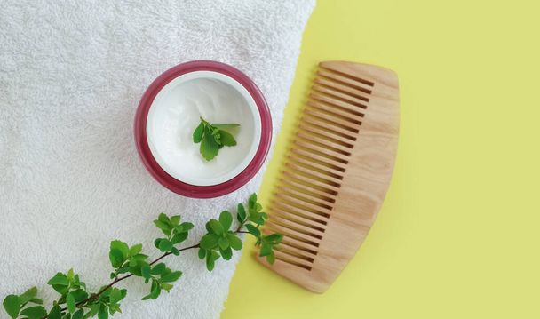 hair mask, wooden comb on a colored background - Photo, Image