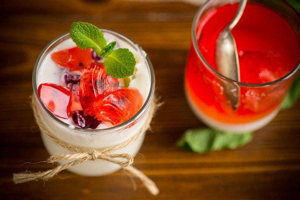 homemade sweet yogurt with fruit jelly pieces in a glass - Foto, afbeelding
