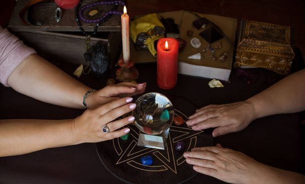Магические вещи иллюстрация, карты Таро, свечи и образ жизни, предсказание  - Фото, изображение