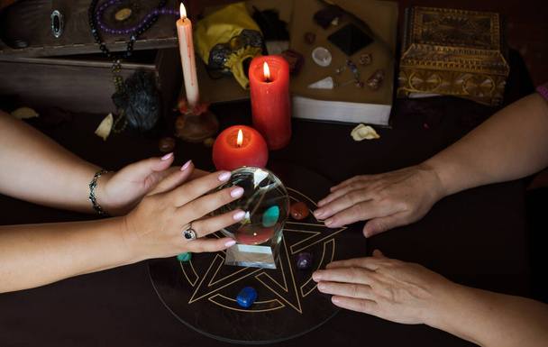 Магічний приклад, карти Таро, свічки і спосіб життя, передбачення  - Фото, зображення