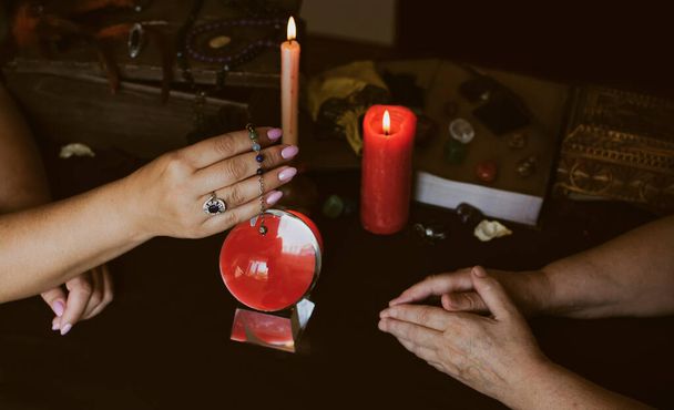 Μαγική απεικόνιση πράγματα, Ταρώ κάρτες, κεριά και τον τρόπο ζωής, πρόβλεψη  - Φωτογραφία, εικόνα