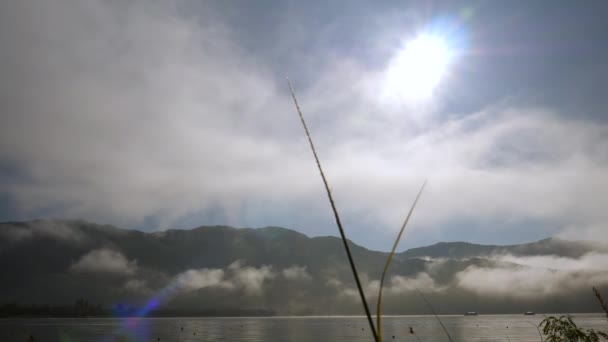 Fuji Dağı yakınlarında, Kawaguchi Gölü 'nde güneş parlayan gökyüzü.. - Video, Çekim