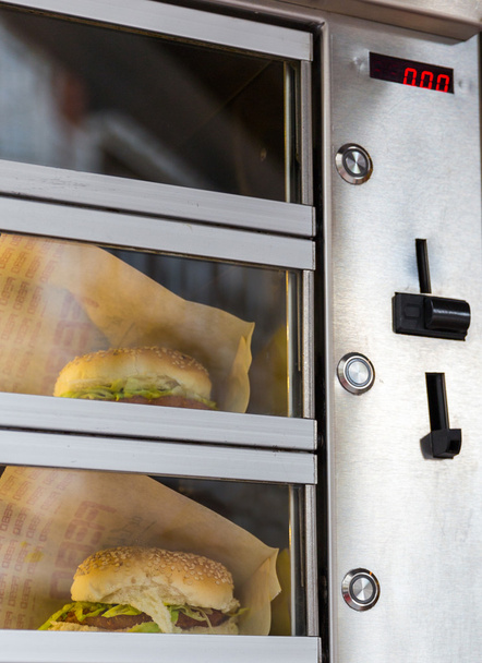 アムステルダム, オランダ - 2014 年 3 月 23 日: ハンバーガーの自販機, - 写真・画像