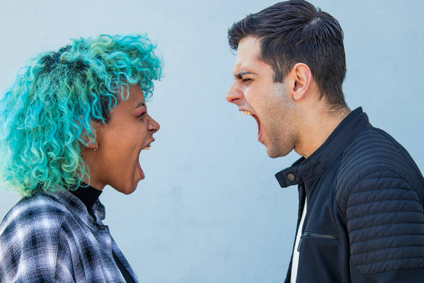 couple se battant ou se disputant furieusement dans la rue - Photo, image