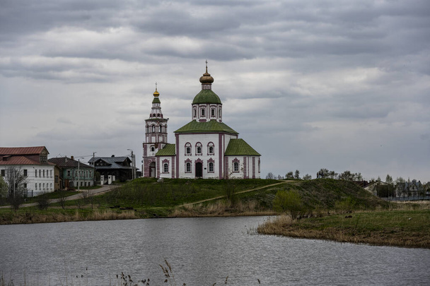 панорамный вид на Кремлевские церкви и старые дома в Суздале  - Фото, изображение