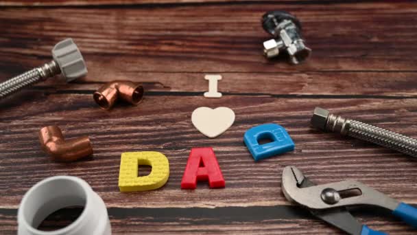 Viesti I LOVE DAD eri kupari vesiputket ja varusteet putkimies työkaluja. isänpäivänä tai vuosipäivänä. - Materiaali, video