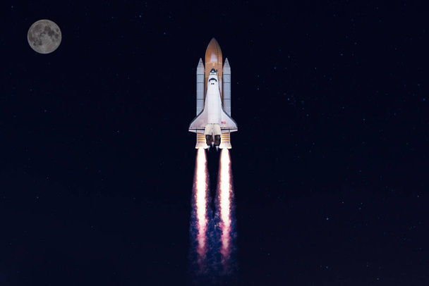 De ruimteveer raketten lanceren in de ruimte, Maand - Foto, afbeelding