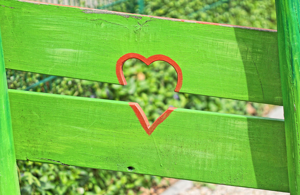 Coração vermelho em cerca verde
 - Foto, Imagem