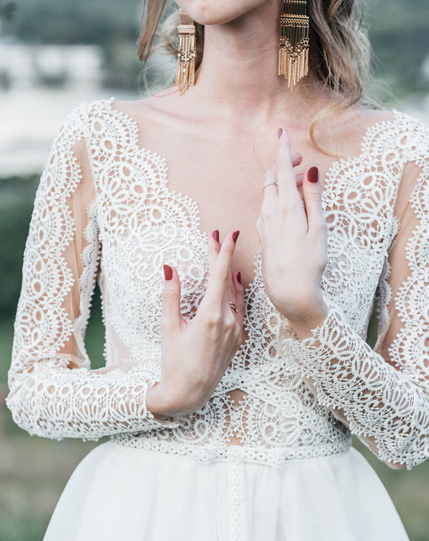 schöne schöne junge schlanke Braut in einem luftigen eleganten weißen Hochzeitskleid mit Spitze Lächeln sanft - Foto, Bild